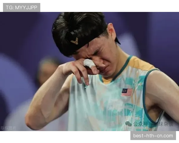 刷到李梓嘉的日常：训练间像邻家男孩，出机场像在搬限量包，这反差笑死我