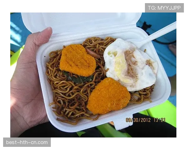 拉菲尼亚训练完回家路上还在啃鸡胸肉，这人是不是对“下班”有什么误解