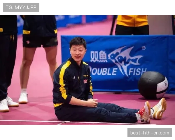 李诗沣训练完随手啃蛋白棒的样子，真不像年薪七位数的主